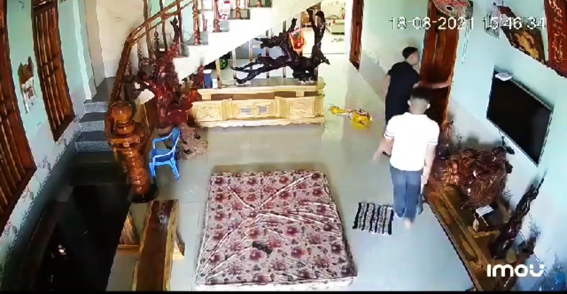 Clip: 2 đối tượng cầm dao vào phòng ngủ chém người gây thương tích - Ảnh 2.