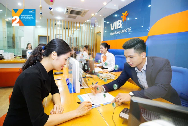Người nhà "sếp" ngân hàng bị phạt lên tới gần tỷ đồng, cổ phiếu đỏ sàn - Ảnh 1. Người nhà "sếp" ngân hàng bị phạt lên tới gần tỷ đồng, cổ phiếu đỏ sàn - Ảnh 1.