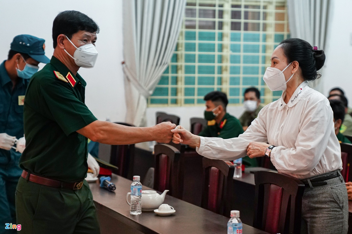 Video: Đêm đầu tiên lực lượng Quân đội, Công an TP. HCM siết chặt giãn cách - Ảnh 3.