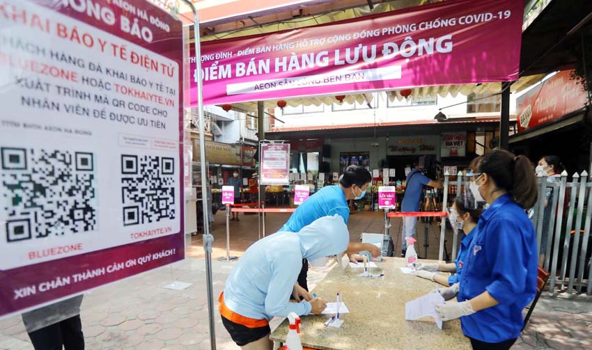 Hà Nội: Siêu thị mini trên xe buýt, đưa hàng hóa lưu động đến tận khu dân cư trong thời gian giãn cách - Ảnh 1.