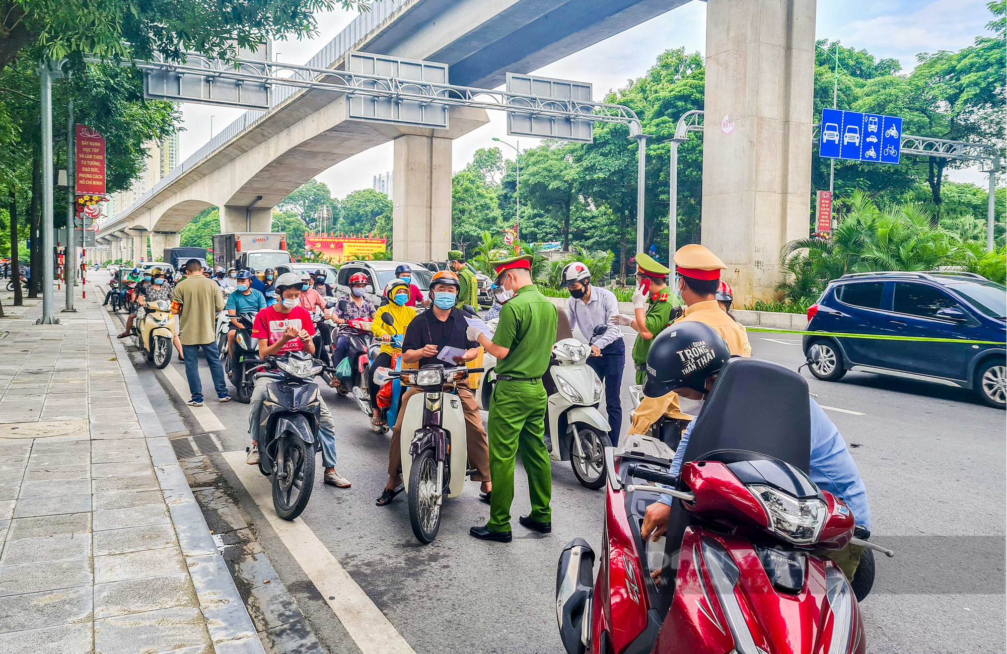 Muôn kiểu &quot;né&quot; chốt tuần tra xử lý vi phạm về giãn cách xã hội của người dân Hà Nội - Ảnh 1.