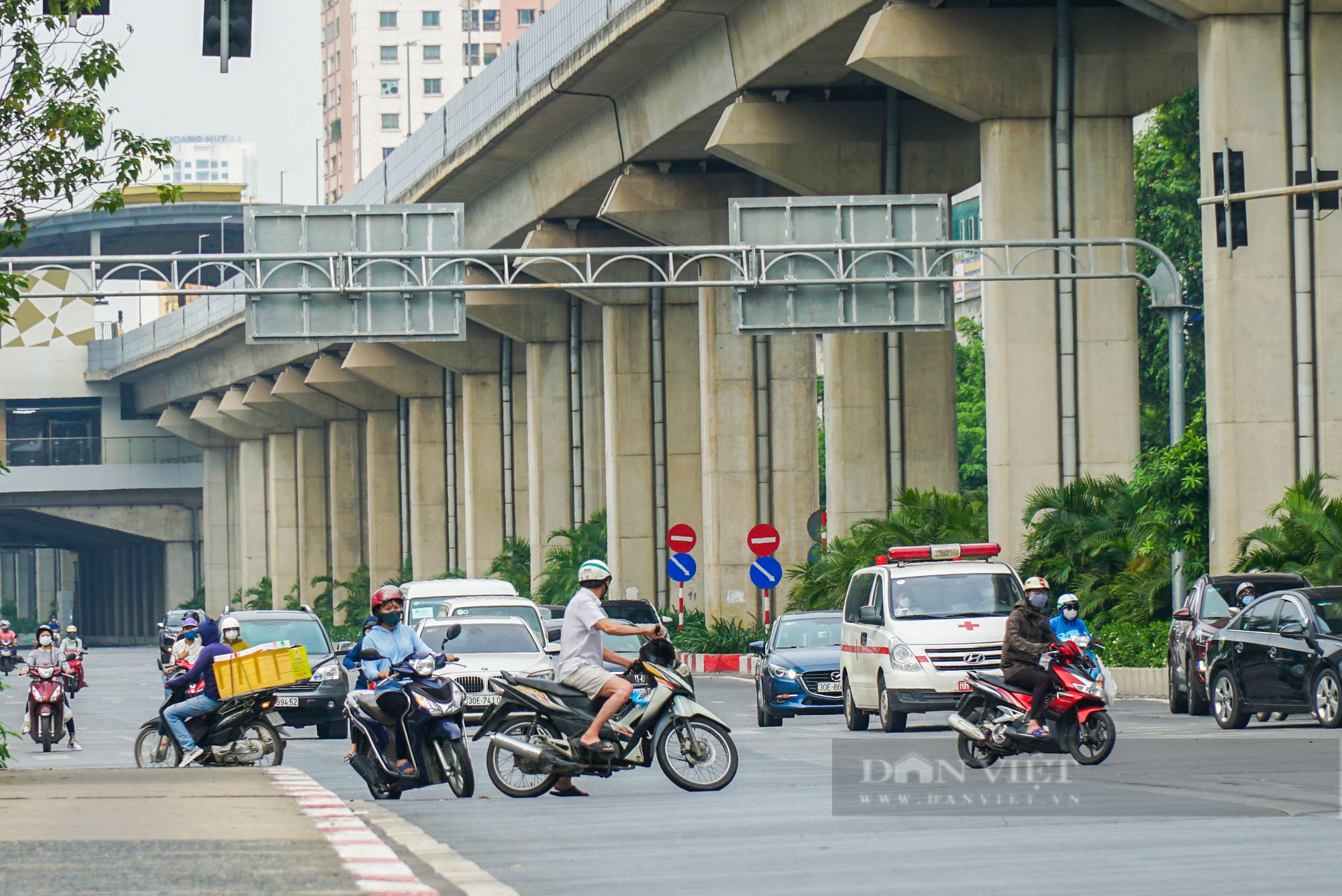 Muôn kiểu &quot;né&quot; chốt tuần tra xử lý vi phạm về giãn cách xã hội của người dân Hà Nội - Ảnh 3.