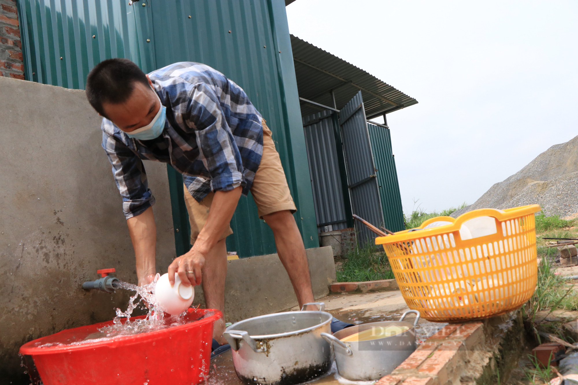 Công nhân &quot;mắc kẹt&quot; ở Hà Nội bẫy chim, hái rau dại ăn qua bữa giữa đợt giãn cách xã hội - Ảnh 3.