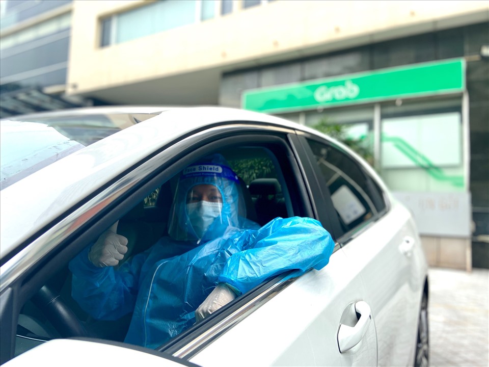 Grab Việt Nam triển khai đội xe phục vụ y tế, hỗ trợ công tác phòng chống dịch Covid-19 tại Hà Nội - Ảnh 2.