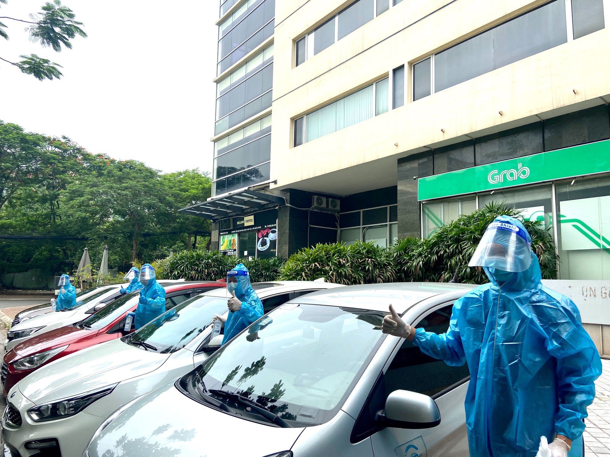 Grab Việt Nam triển khai đội xe phục vụ y tế, hỗ trợ công tác phòng chống dịch Covid-19 tại Hà Nội - Ảnh 1.