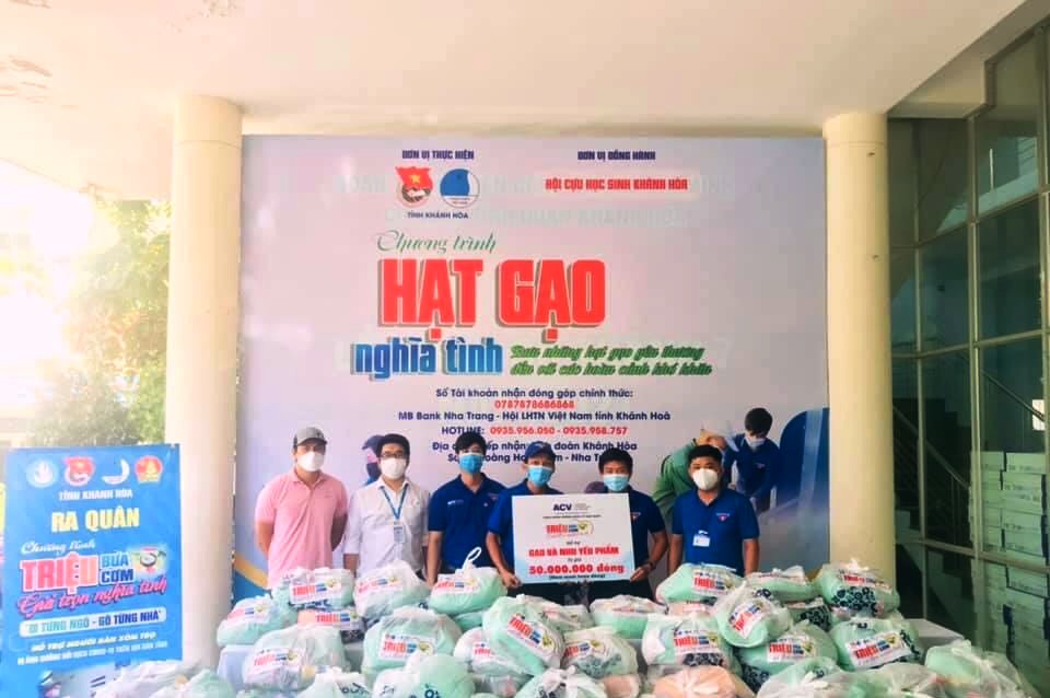 Khánh Hòa: Trao 170 suất quà và 800kg gạo cho người dân, sinh viên có hoàn cảnh khó khăn - Ảnh 2. Khánh Hòa: Trao 170 suất quà và 800kg gạo cho người dân, sinh viên có hoàn cảnh khó khăn - Ảnh 2.