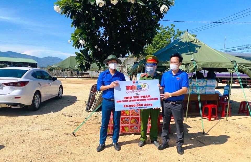 Khánh Hòa: Trao 170 suất quà và 800kg gạo cho người dân, sinh viên có hoàn cảnh khó khăn - Ảnh 1. Khánh Hòa: Trao 170 suất quà và 800kg gạo cho người dân, sinh viên có hoàn cảnh khó khăn - Ảnh 1.