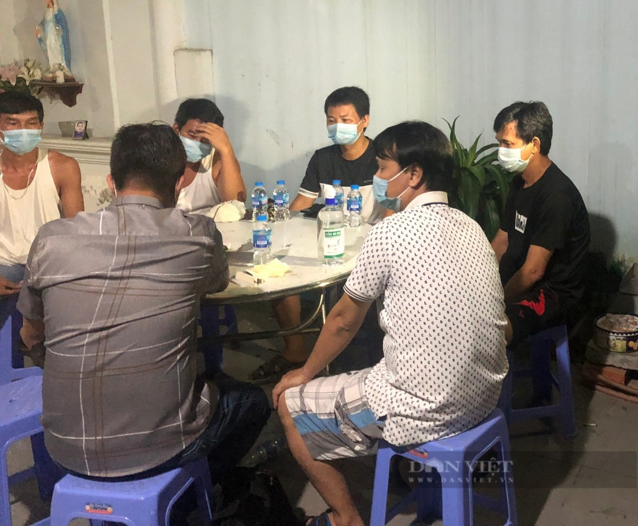 Tụ tập ăn nhậu trong vùng phong toả, 5 người bị phạt 75 triệu - Ảnh 1.