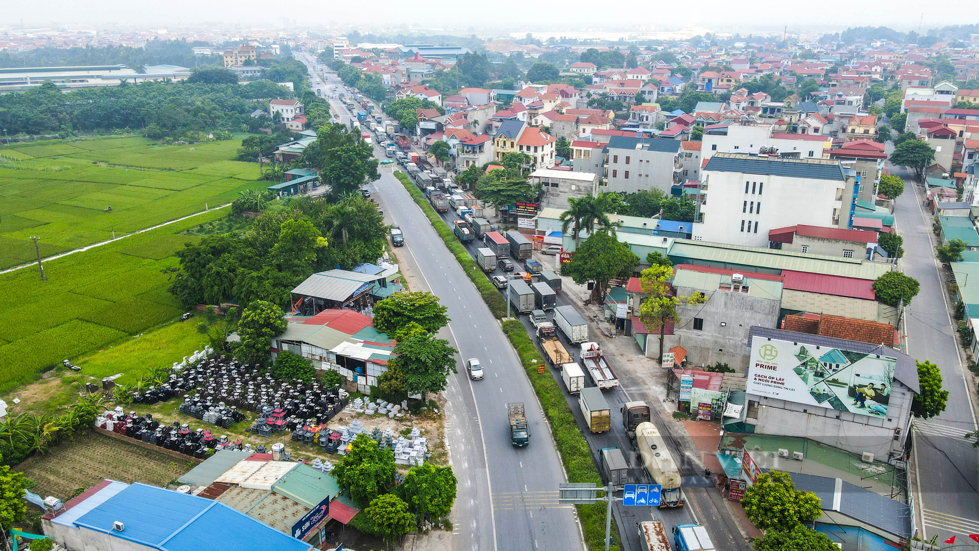 Hàng trăm phương tiện xếp hàng tại chốt kiểm dịch giáp ranh Hà Nội và Vĩnh Phúc - Ảnh 1.