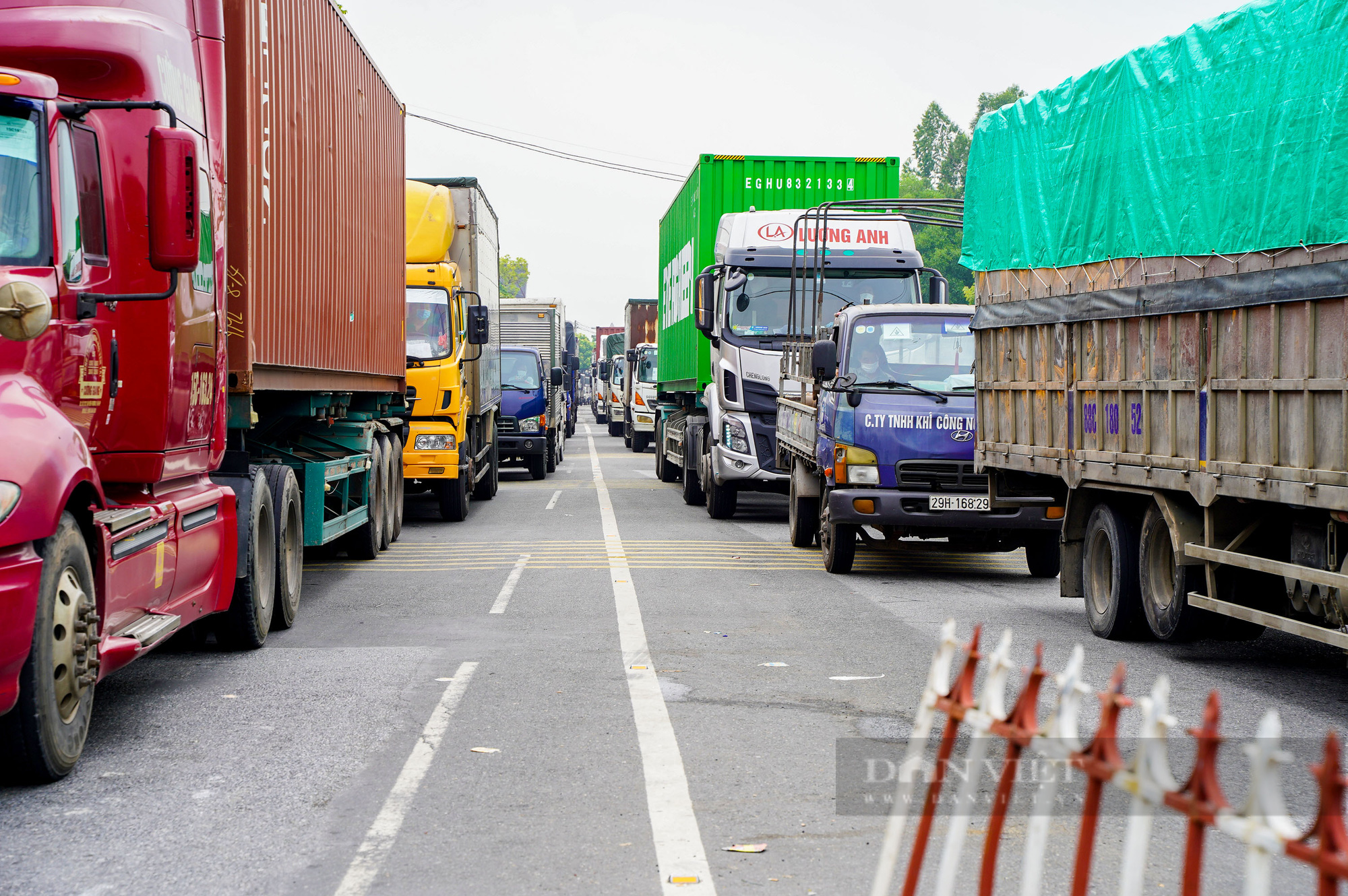 Hàng trăm phương tiện xếp hàng tại chốt kiểm dịch giáp ranh Hà Nội và Vĩnh Phúc - Ảnh 3.