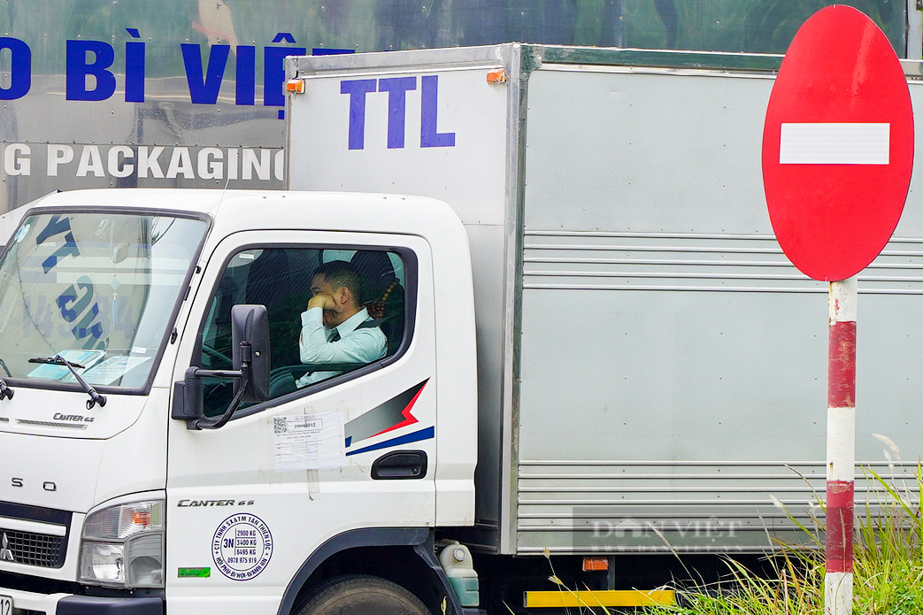 Hàng trăm phương tiện xếp hàng tại chốt kiểm dịch giáp ranh Hà Nội và Vĩnh Phúc - Ảnh 5.