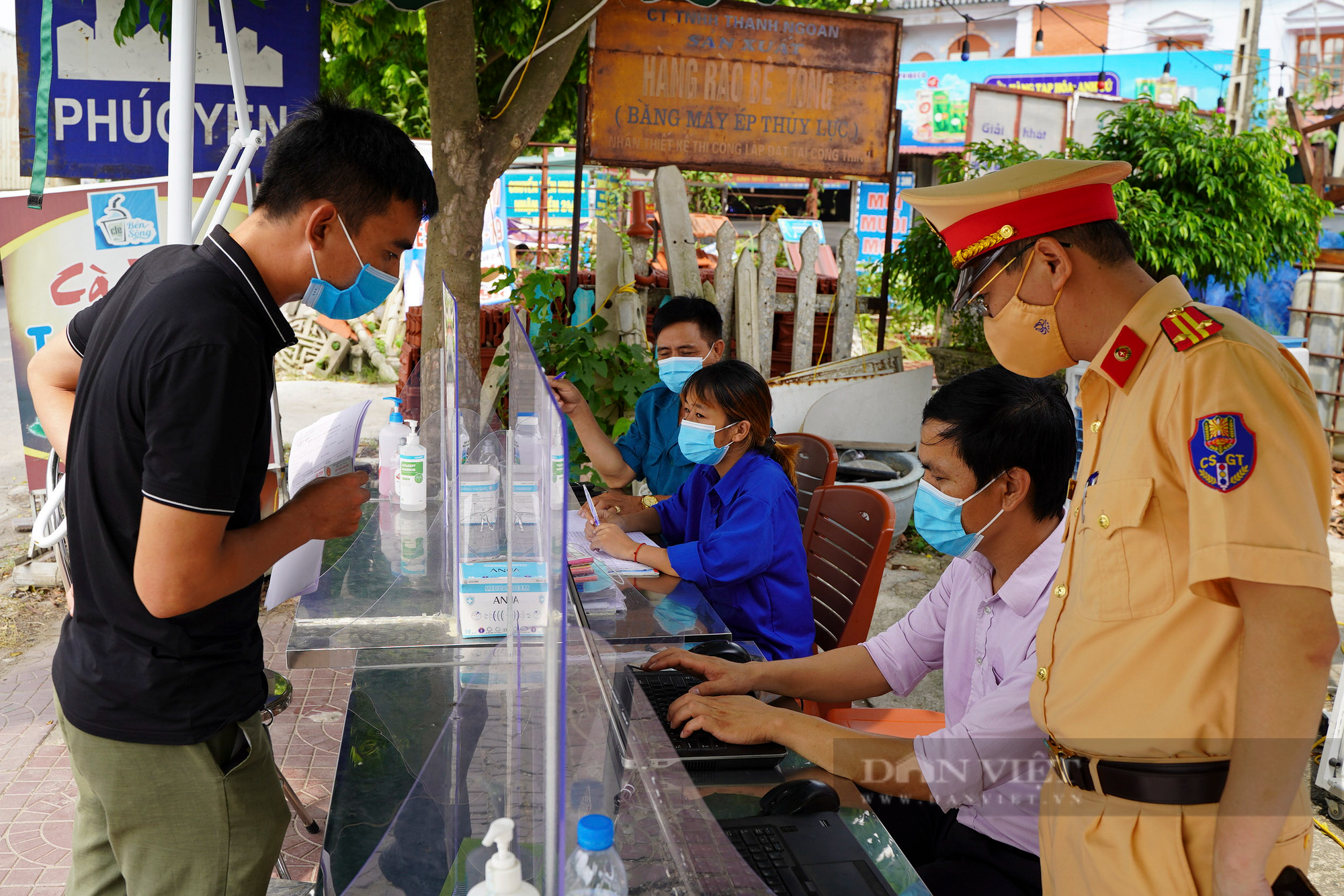 Hàng trăm phương tiện xếp hàng tại chốt kiểm dịch giáp ranh Hà Nội và Vĩnh Phúc - Ảnh 8.