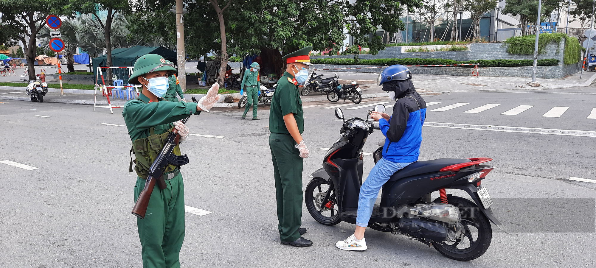 TP.HCM: Vì sao Công an TP cắt giảm số lượng lớn giấy đi đường? - Ảnh 3.