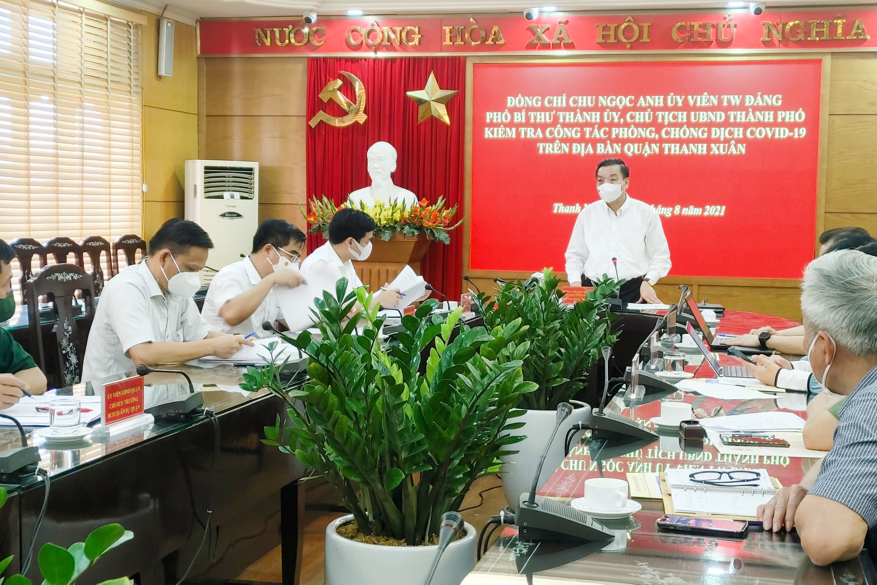 Thị sát điểm nóng Covid-19, Chủ tịch Hà Nội yêu cầu tuyệt đối &quot;không để người dân nhà này sang nhà kia&quot; - Ảnh 2.
