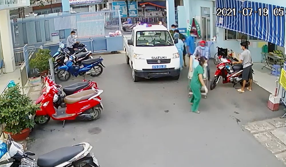 Chủ tịch UBND tỉnh An Giang tặng Bằng khen cho Cảnh sát khu vực kịp thời hỗ trợ sản phụ song sinh - Ảnh 2.