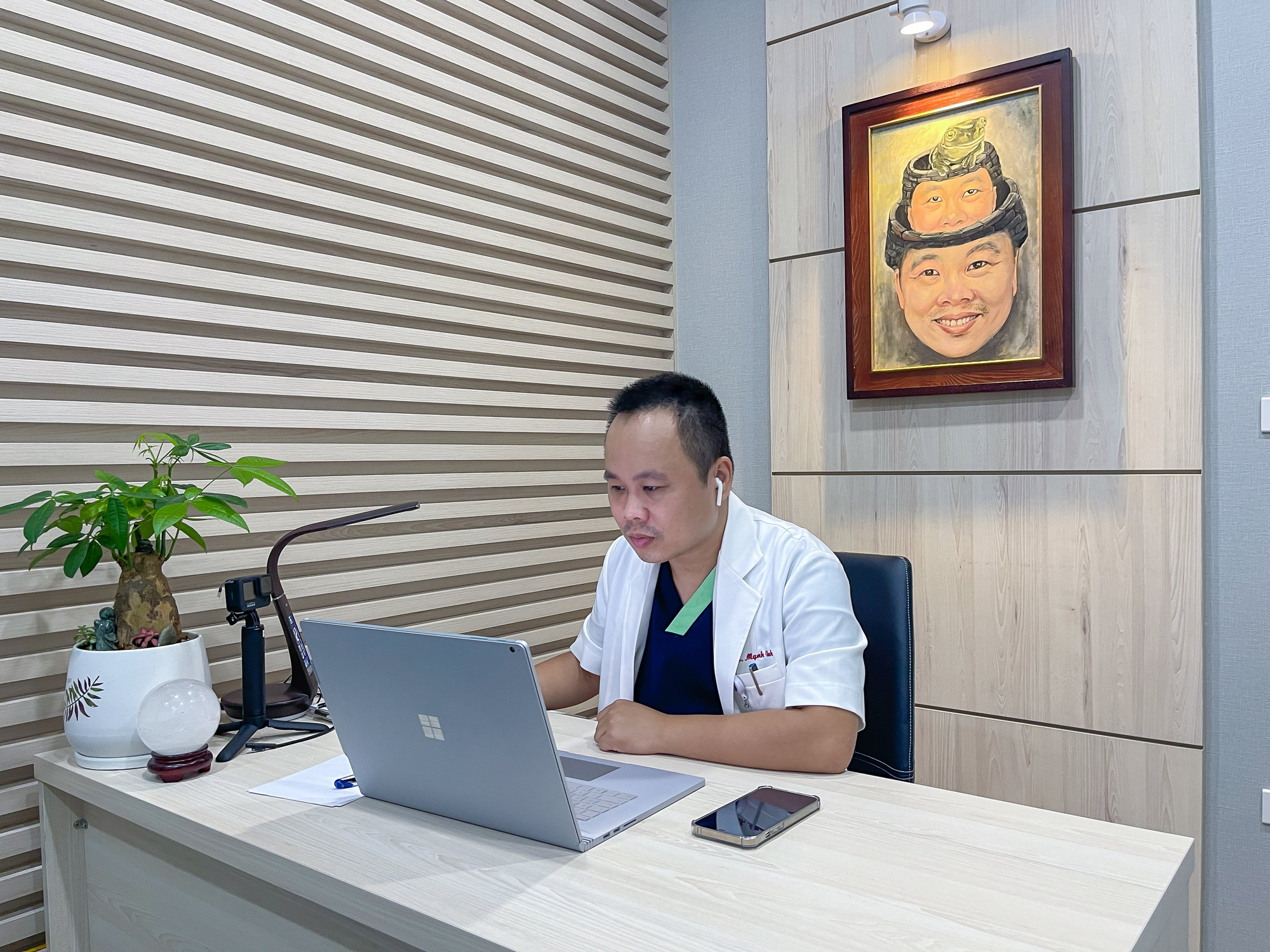 Tổng đài 1022 Hà Nội: 300 bác sỹ luôn túc trực tư vấn chăm sóc sức khỏe người dân về Covid-19 - Ảnh 2.