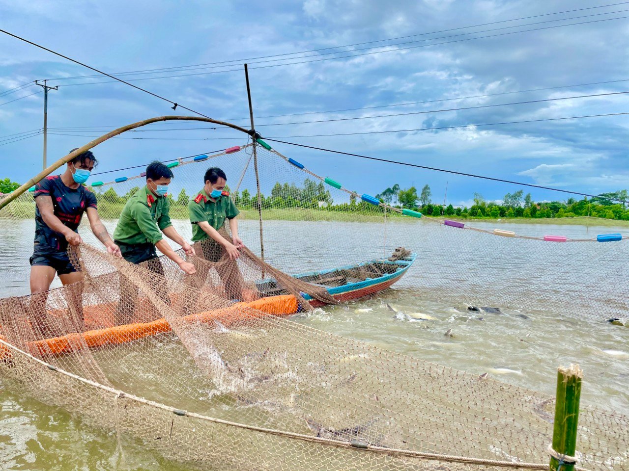 Công an An Giang tiếp tục trao gần 250 tấn lương thực cho người dân khó khăn trong tỉnh - Ảnh 9.