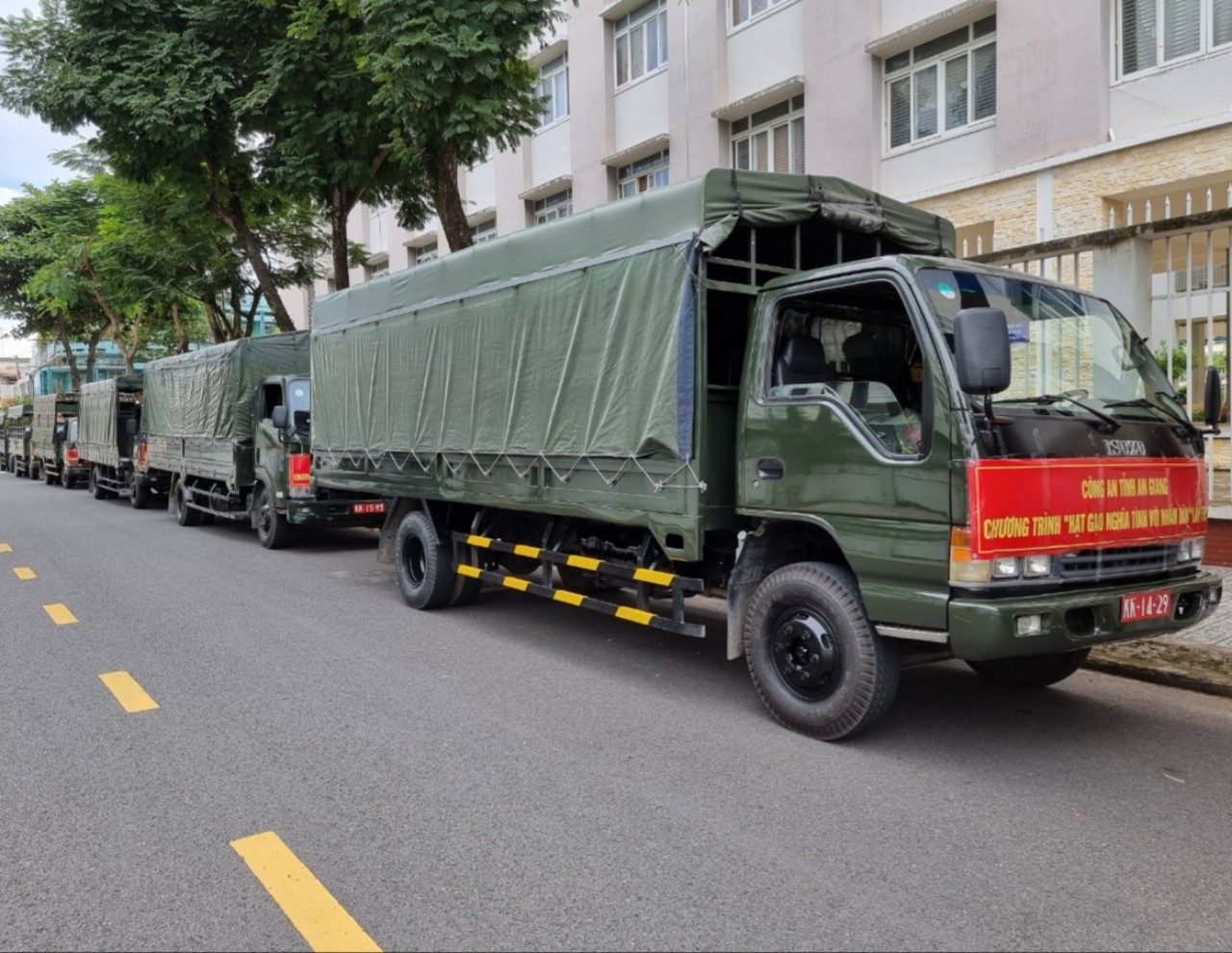 Công an An Giang tiếp tục trao gần 250 tấn lương thực cho người dân khó khăn trong tỉnh - Ảnh 11.