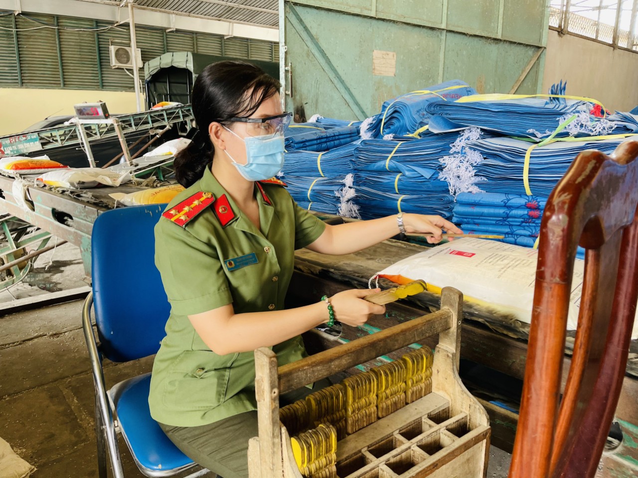 Công an An Giang tiếp tục trao gần 250 tấn lương thực cho người dân khó khăn trong tỉnh - Ảnh 6.