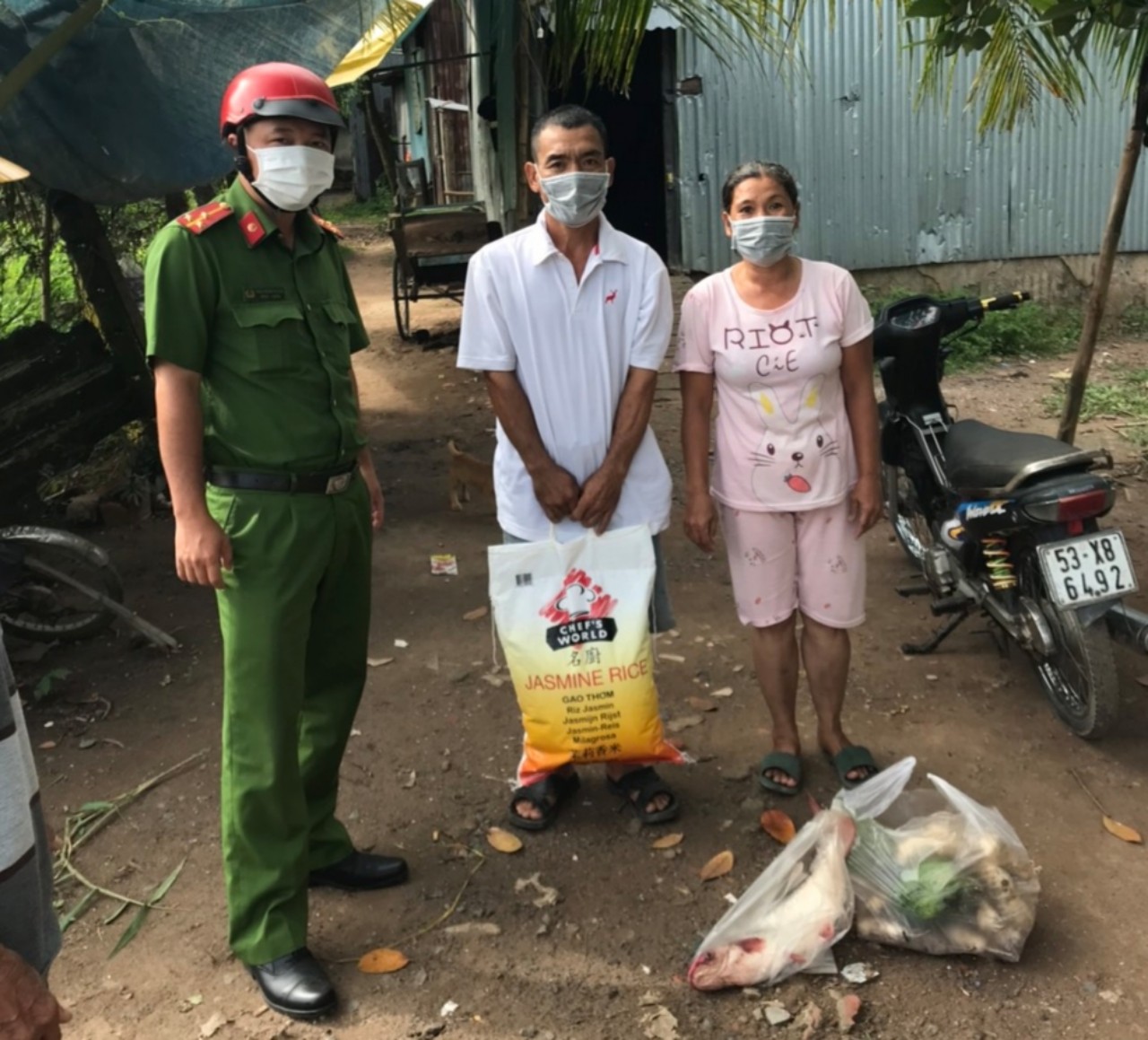 Công an An Giang tiếp tục trao gần 250 tấn lương thực cho người dân khó khăn trong tỉnh - Ảnh 4.