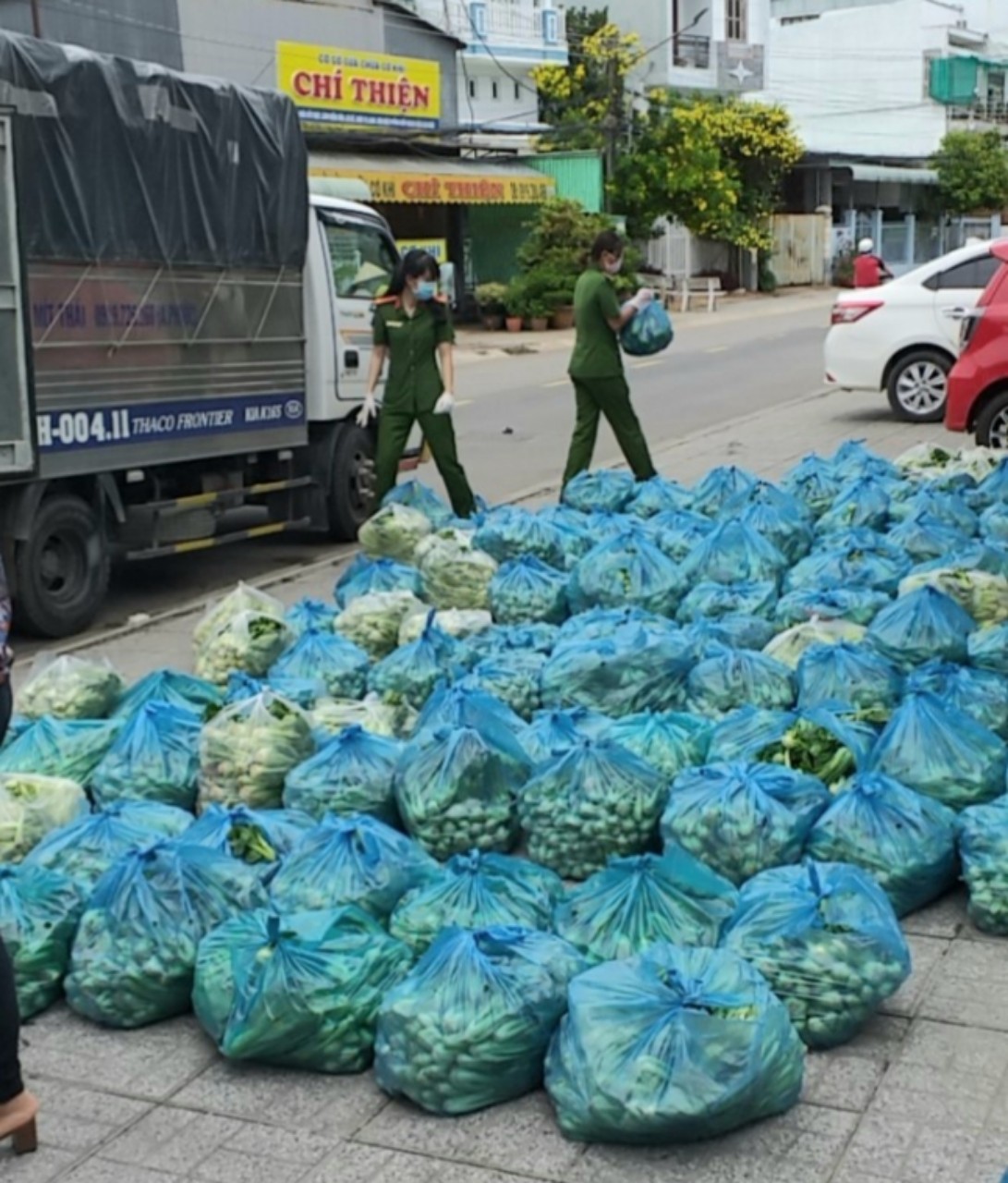 Công an An Giang tiếp tục trao gần 250 tấn lương thực cho người dân khó khăn trong tỉnh - Ảnh 10.