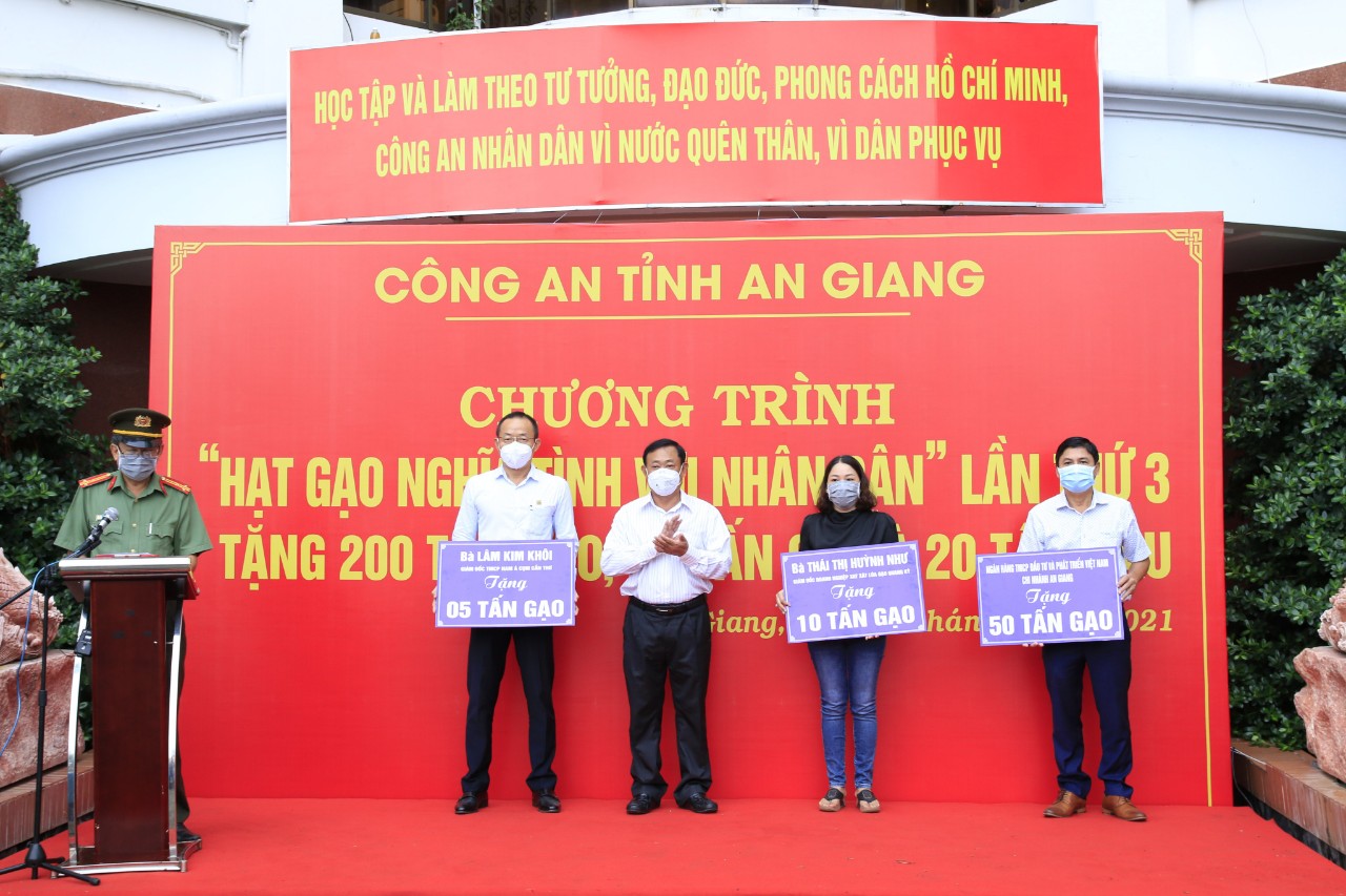 Công an An Giang tiếp tục trao gần 250 tấn lương thực cho người dân khó khăn trong tỉnh - Ảnh 2.