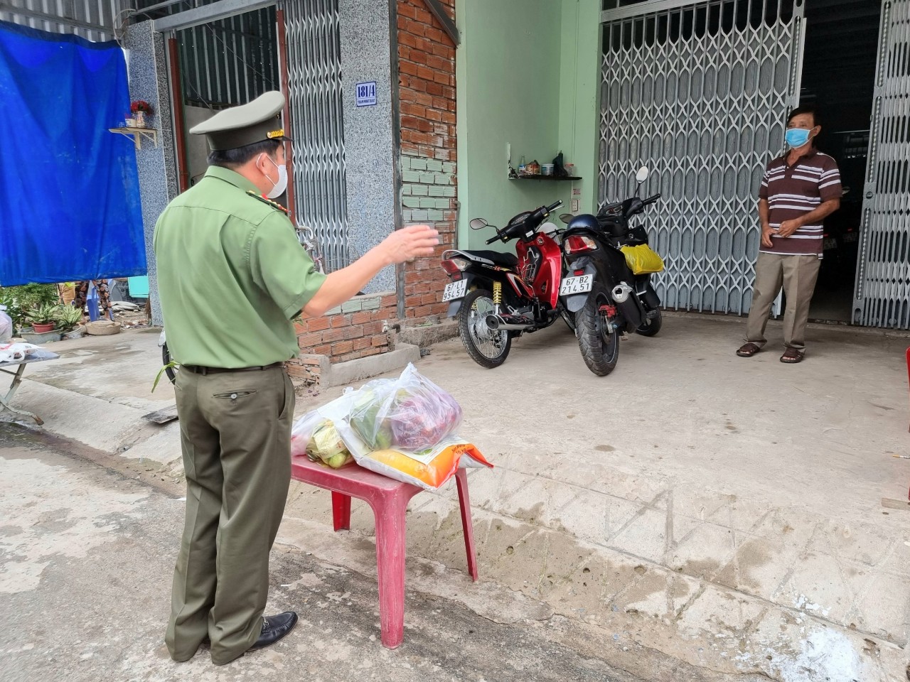 Công an An Giang tiếp tục trao gần 250 tấn lương thực cho người dân khó khăn trong tỉnh - Ảnh 5.
