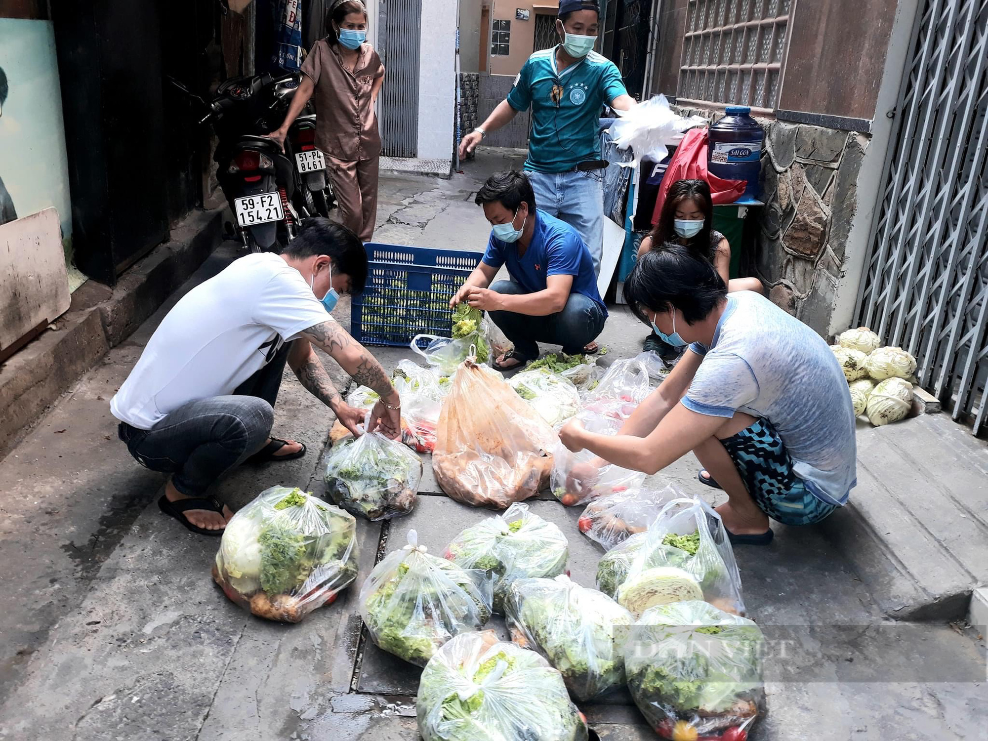 Muôn kiểu &quot;đi chợ hộ dân&quot; - Ảnh 4.