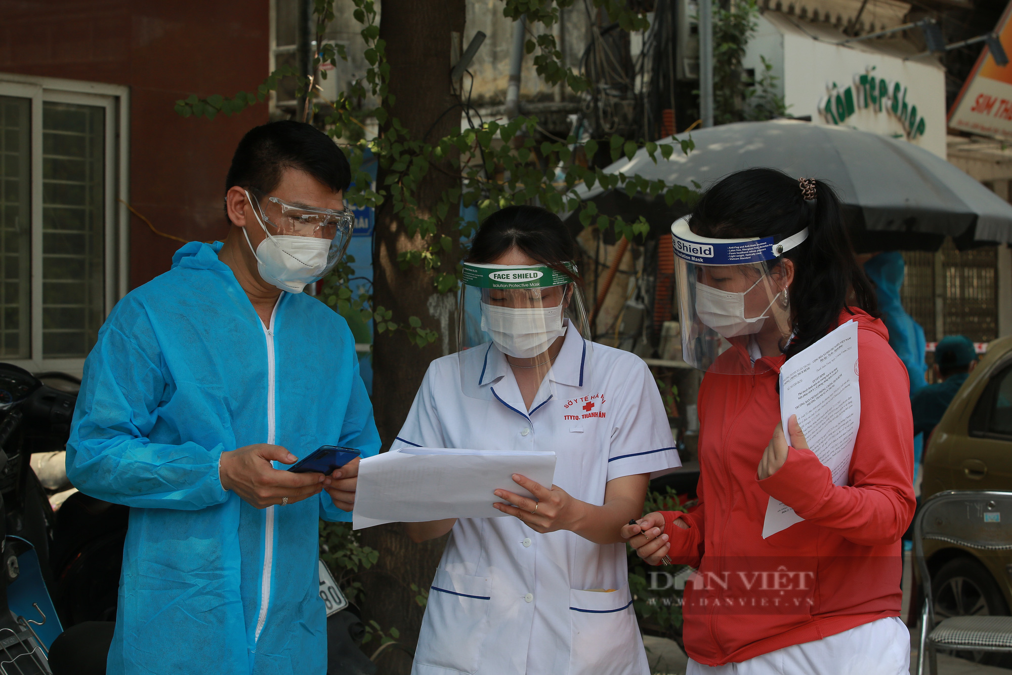 Số ca nhiễm Covid-19 cộng đồng vẫn &quot;tiềm tàng&quot;, Hà Nội liệu có tiếp tục phải giãn cách xã hội lần thứ 4? - Ảnh 6.