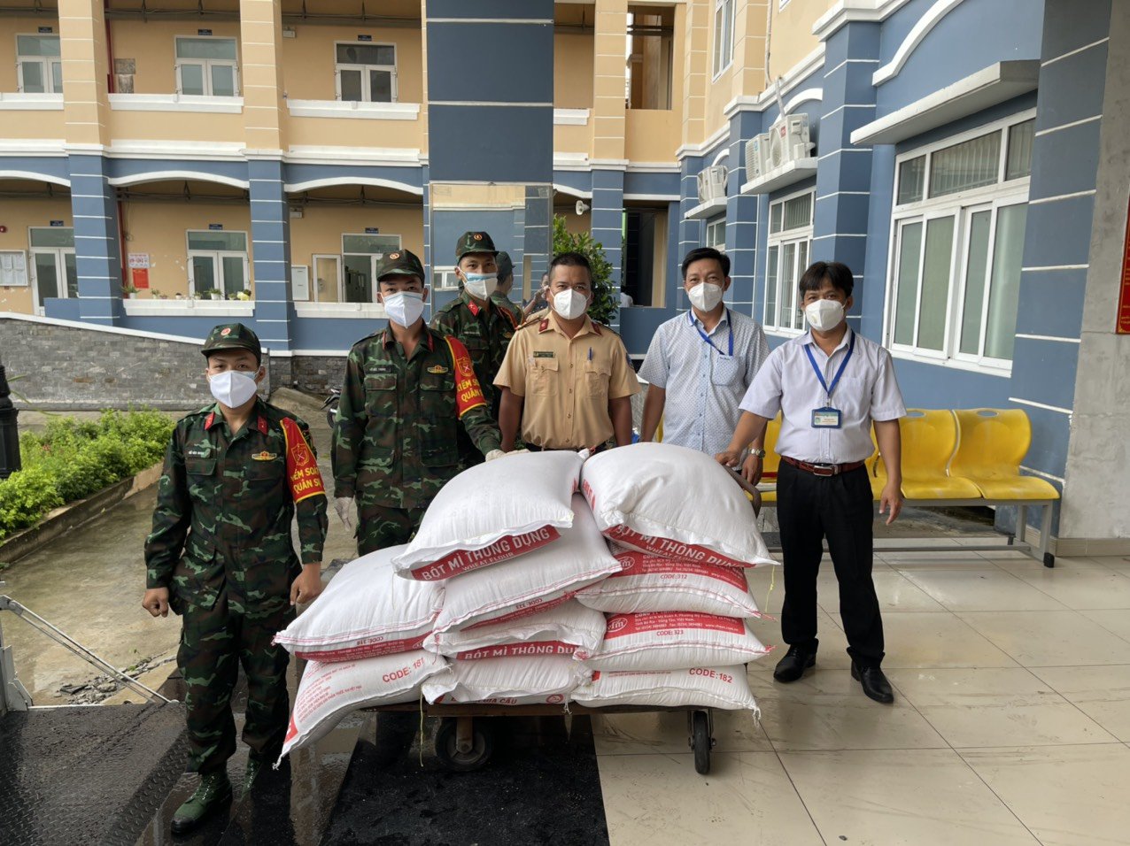 Đi bộ từ Bình Định về Bình Dương thăm con bệnh, người đàn ông được CSGT giúp đỡ - Ảnh 3.