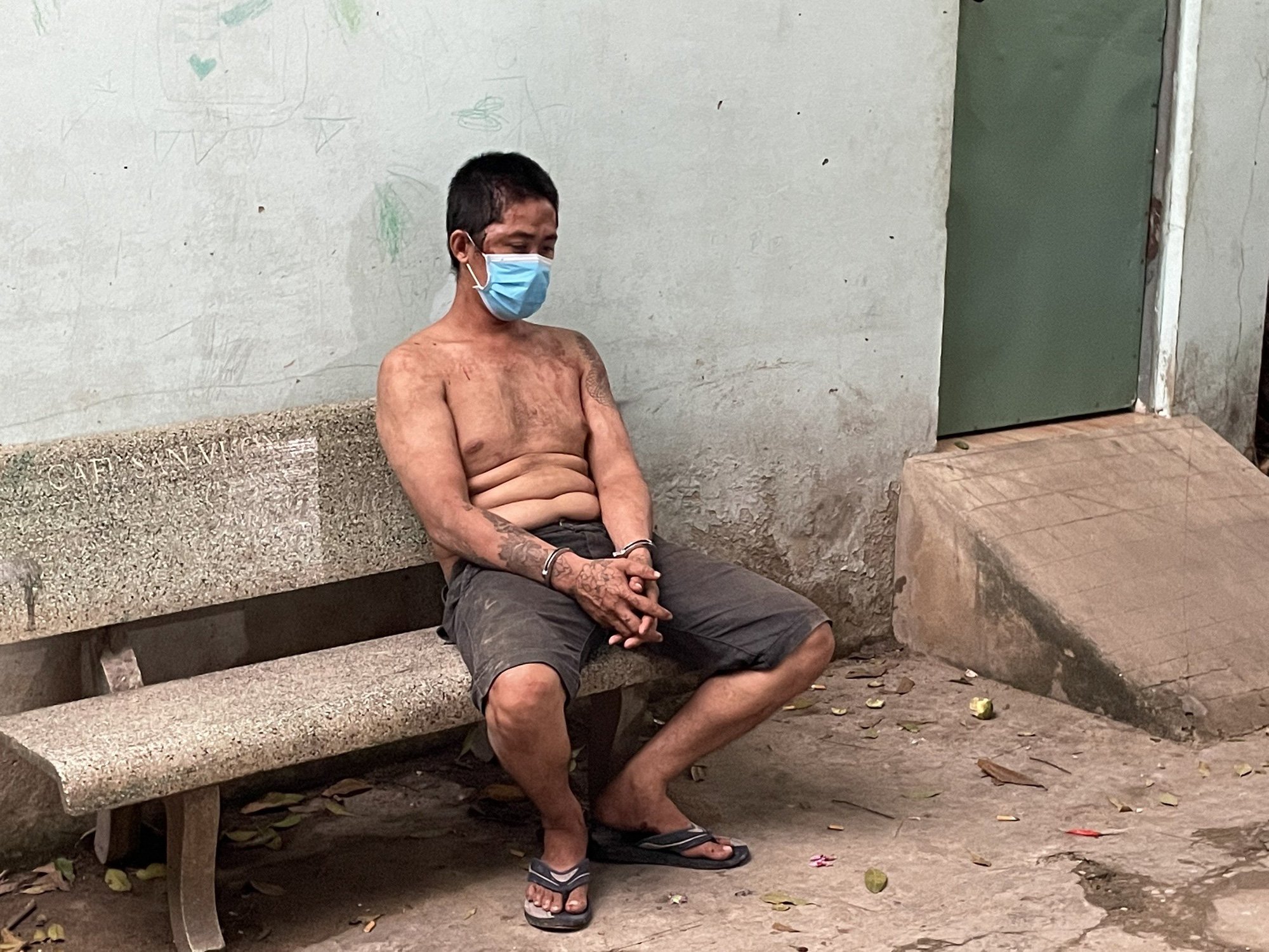 Đấm vỡ kính lấy mảnh chai tấn công công an, một đối tượng bị khởi tố, bắt tạm giam - Ảnh 1.