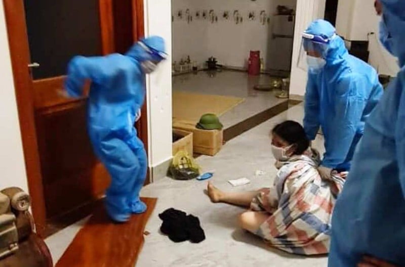 Người cởi quần áo chống đối đi cách ly tập trung bị khởi tố - Ảnh 2.