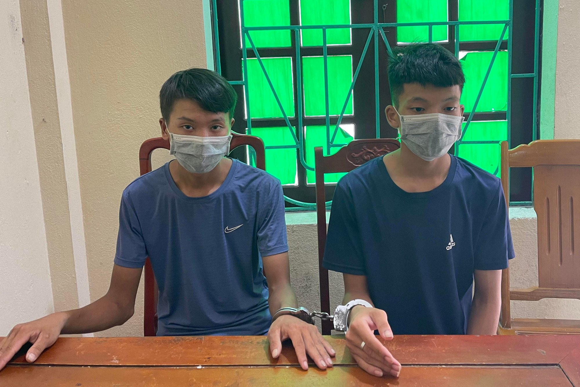 Hai nghi phạm khai lý do bịt mồm, trói chân bé trai 8 tuổi để ở nhà hoang - Ảnh 1.