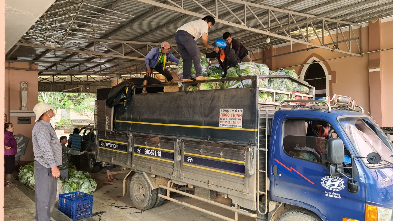 Xúc động: Người DTTS lên rừng hái măng, chặt chuối gửi về TP.Hồ Chí Minh chống dịch - Ảnh 5.