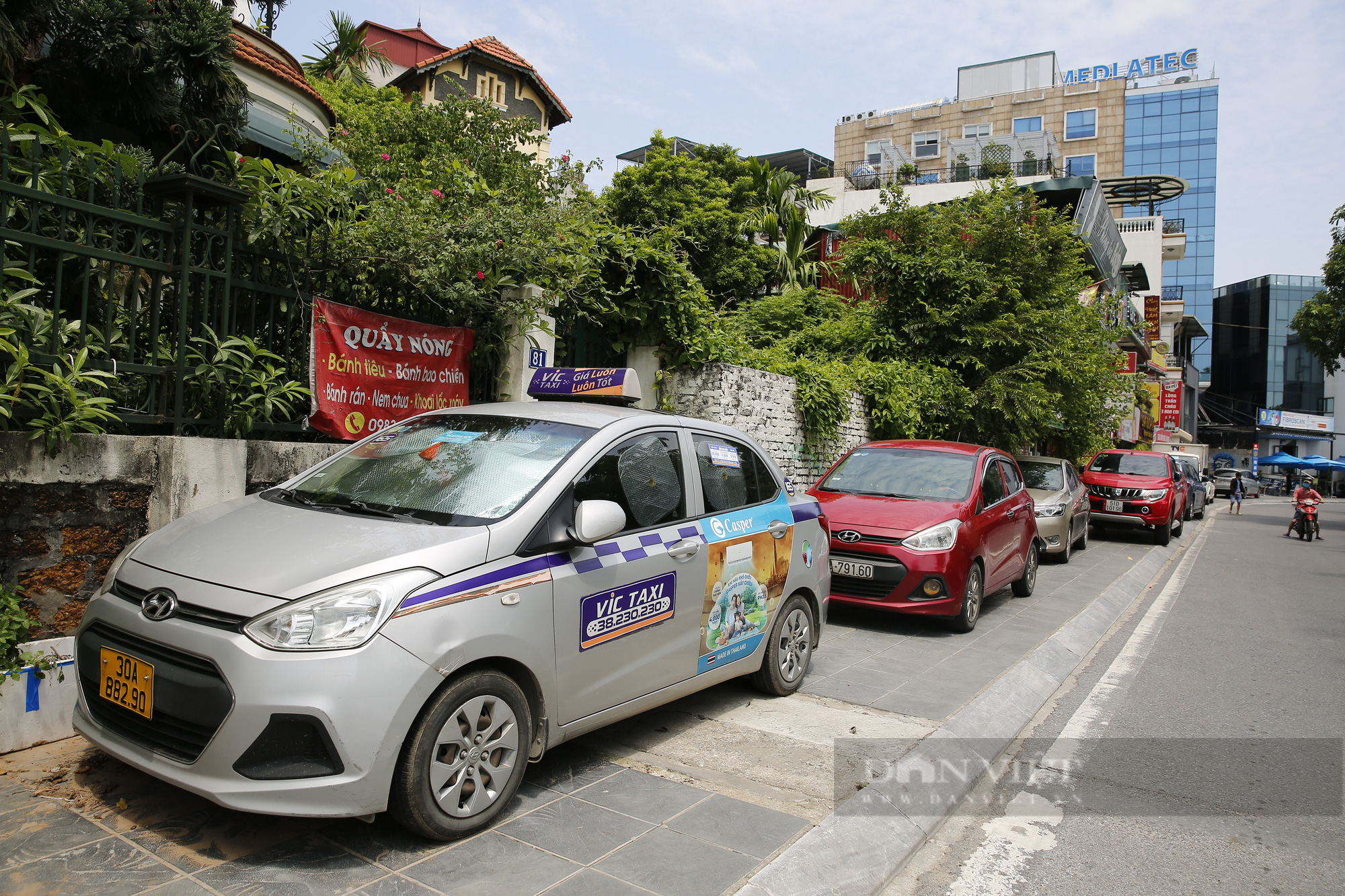 Hà Nội: Tranh thủ vắng vẻ, hàng loạt ô tô ngang nhiên chiếm dụng vỉa hè Hồ Tây - Ảnh 3.