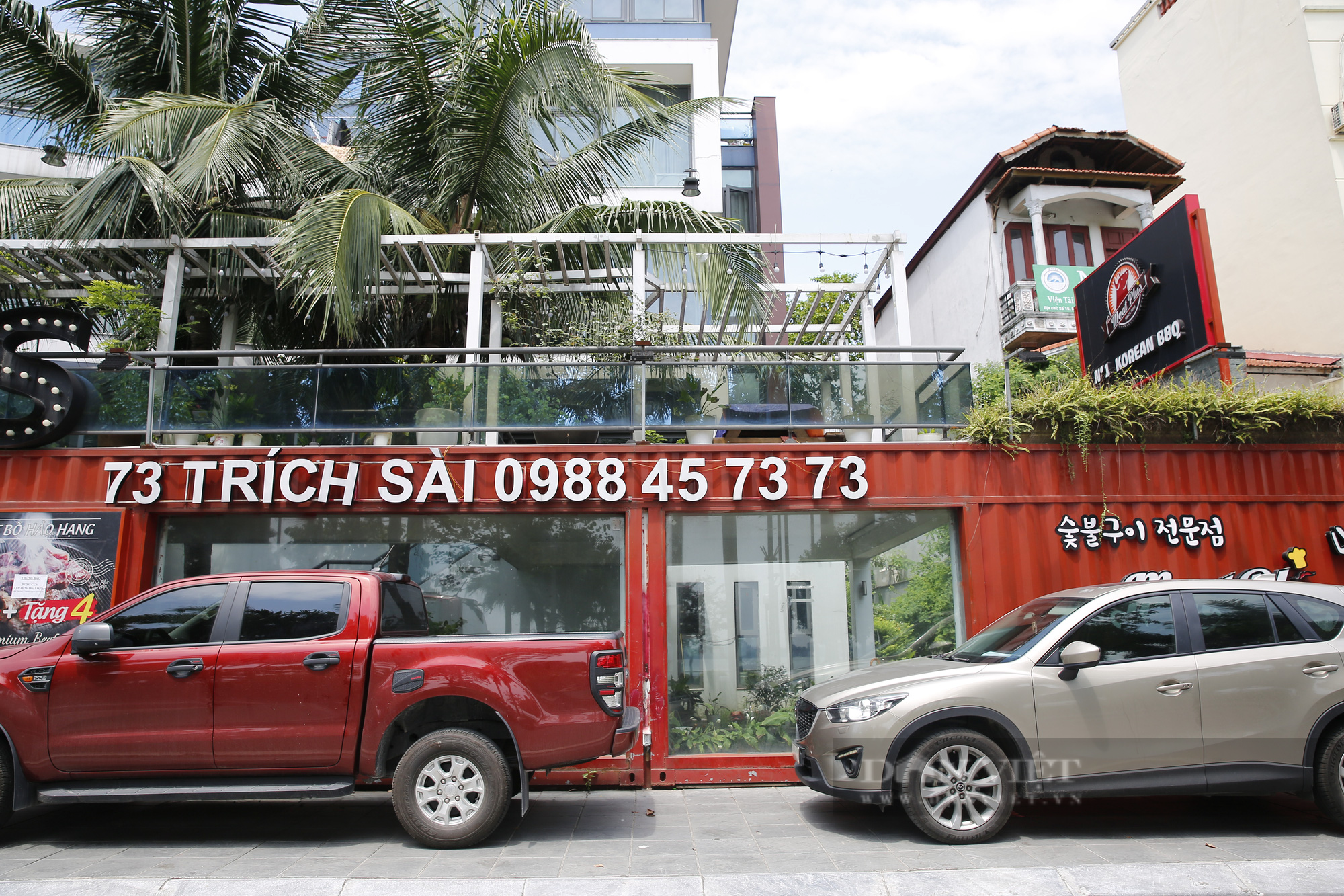 Hà Nội: Tranh thủ vắng vẻ, hàng loạt ô tô ngang nhiên chiếm dụng vỉa hè Hồ Tây - Ảnh 4.