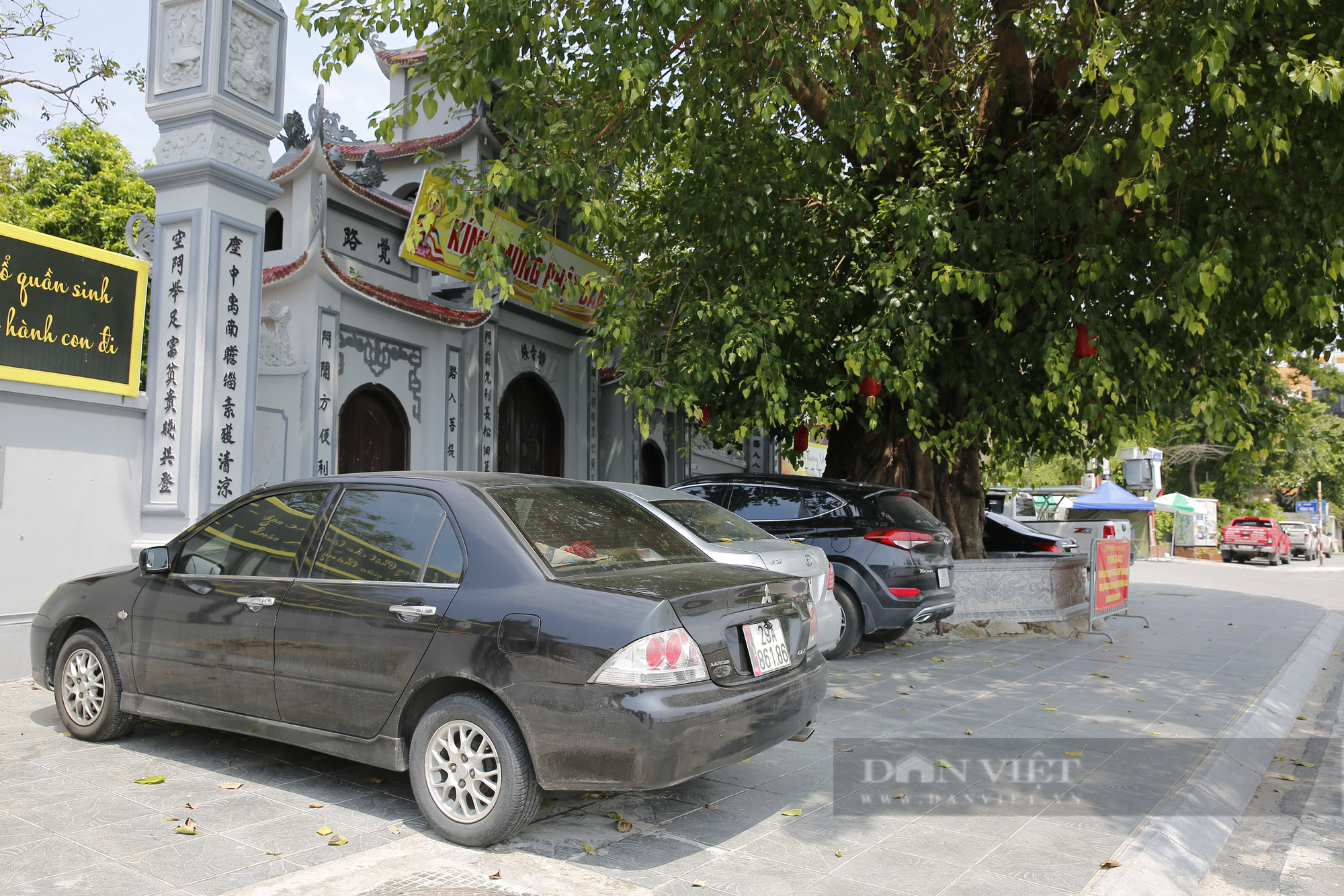 Hà Nội: Tranh thủ vắng vẻ, hàng loạt ô tô ngang nhiên chiếm dụng vỉa hè Hồ Tây - Ảnh 6.