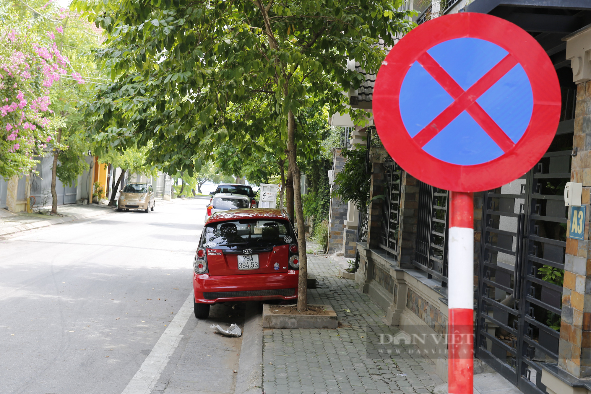 Hà Nội: Tranh thủ vắng vẻ, hàng loạt ô tô ngang nhiên chiếm dụng vỉa hè Hồ Tây - Ảnh 7.