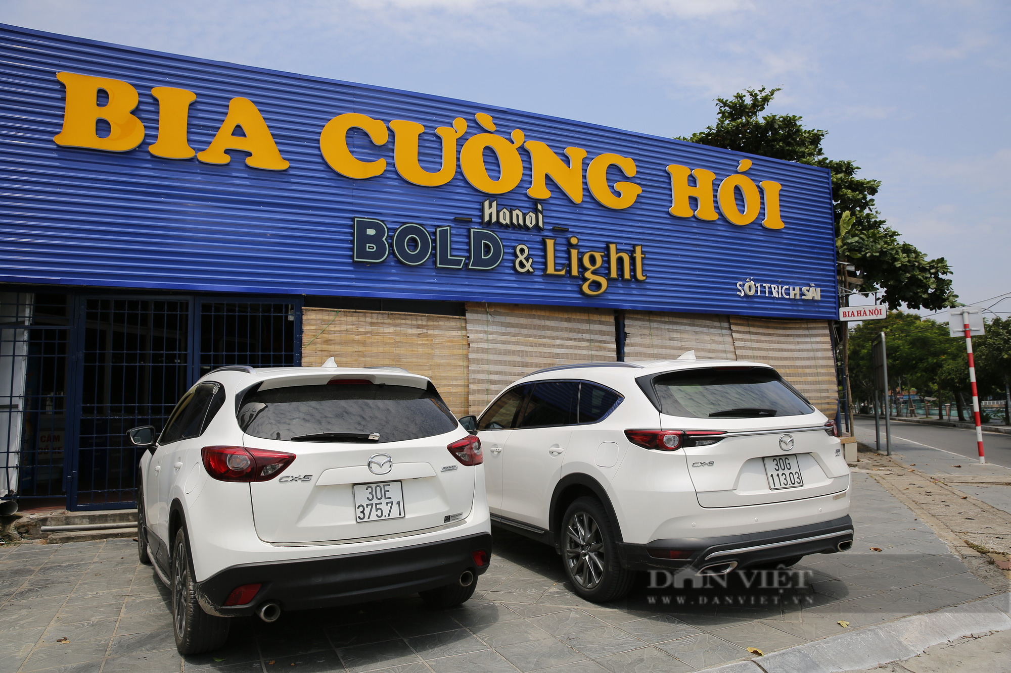 Hà Nội: Tranh thủ vắng vẻ, hàng loạt ô tô ngang nhiên chiếm dụng vỉa hè Hồ Tây - Ảnh 9.
