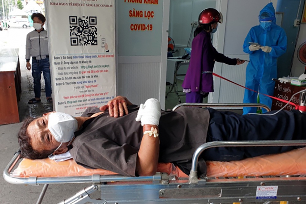 Công an thông tin vụ người đàn ông ném đá vào xe chở F0, bị chém lìa tay - Ảnh 2.
