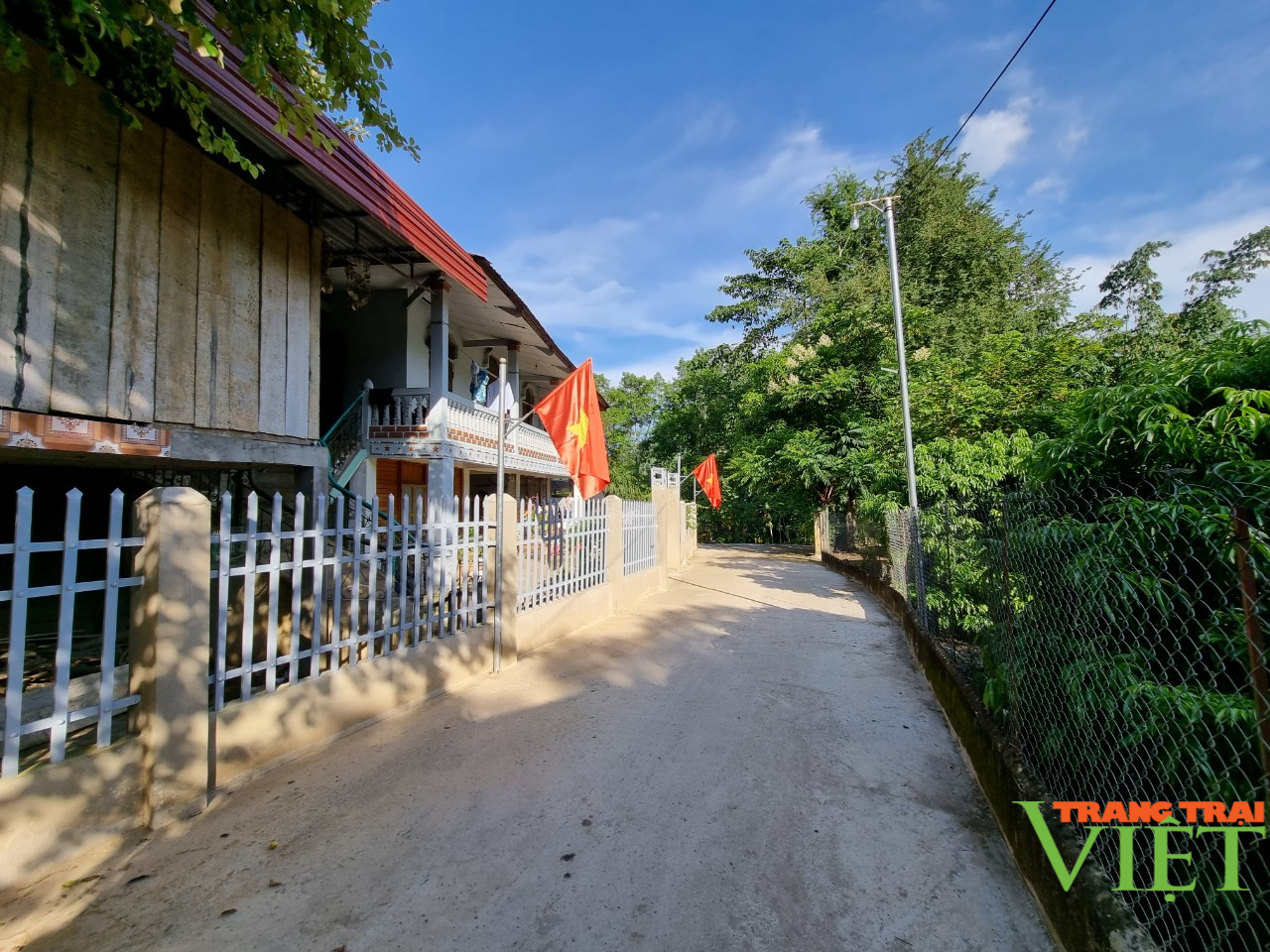 Hiến đất xây dựng nông thôn mới nâng cao ở Mường Bú: Đảng viên đi trước, làng nước theo sau - Ảnh 3. Hiến đất xây dựng nông thôn mới nâng cao ở Mường Bú: Đảng viên đi trước, làng nước theo sau - Ảnh 3.