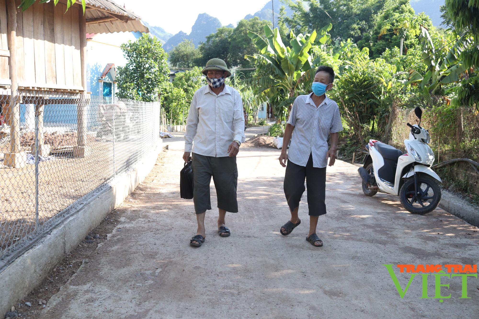 Hiến đất xây dựng nông thôn mới nâng cao ở Mường Bú: Đảng viên đi trước, làng nước theo sau - Ảnh 4. Hiến đất xây dựng nông thôn mới nâng cao ở Mường Bú: Đảng viên đi trước, làng nước theo sau - Ảnh 4.