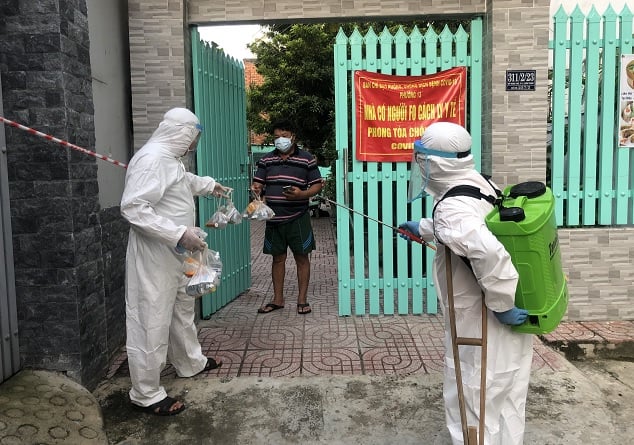 TP.HCM: Những hình ảnh thân thương của chiến sĩ công an trong cuộc chiến chống dịch    - Ảnh 1.