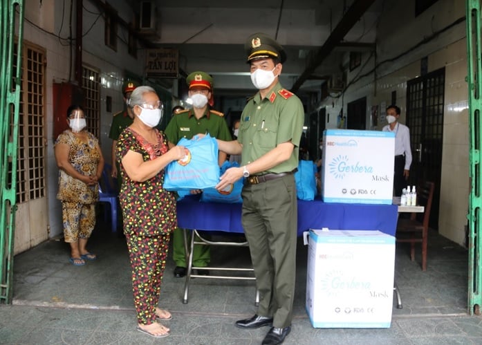 TP.HCM: Những hình ảnh thân thương của chiến sĩ công an trong cuộc chiến chống dịch    - Ảnh 7.