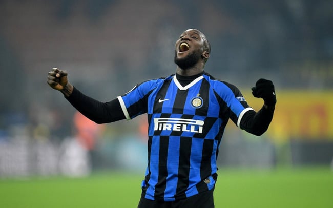 CĐV Inter níu kéo Lukaku.