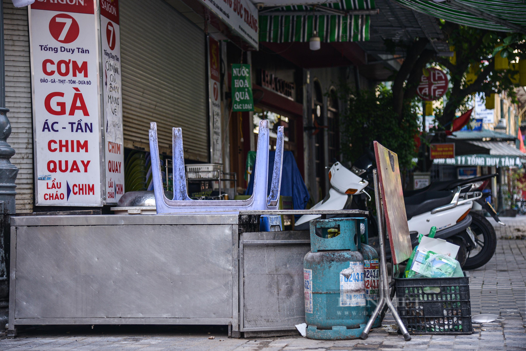 Phố “không ngủ” tại Hà Nội cửa đóng then cài giữa dịch Covid-19 - Ảnh 2.