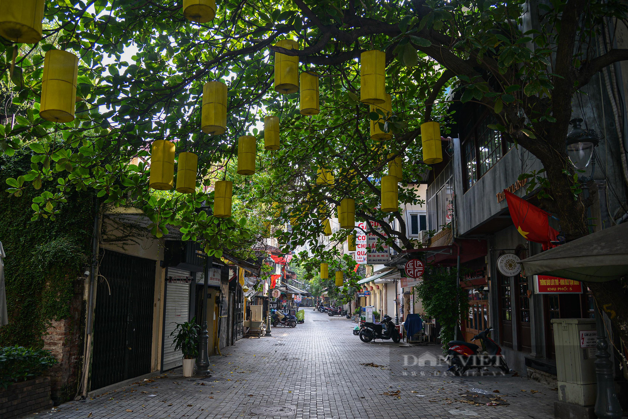 Phố “không ngủ” tại Hà Nội cửa đóng then cài giữa dịch Covid-19 - Ảnh 9.