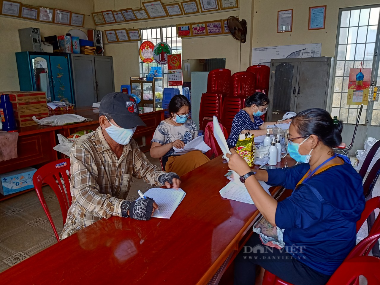 Đồng Nai: Người khó khăn bắt đầu nhận được 1,5 triệu đồng hỗ trợ trong đại dịch - Ảnh 1.