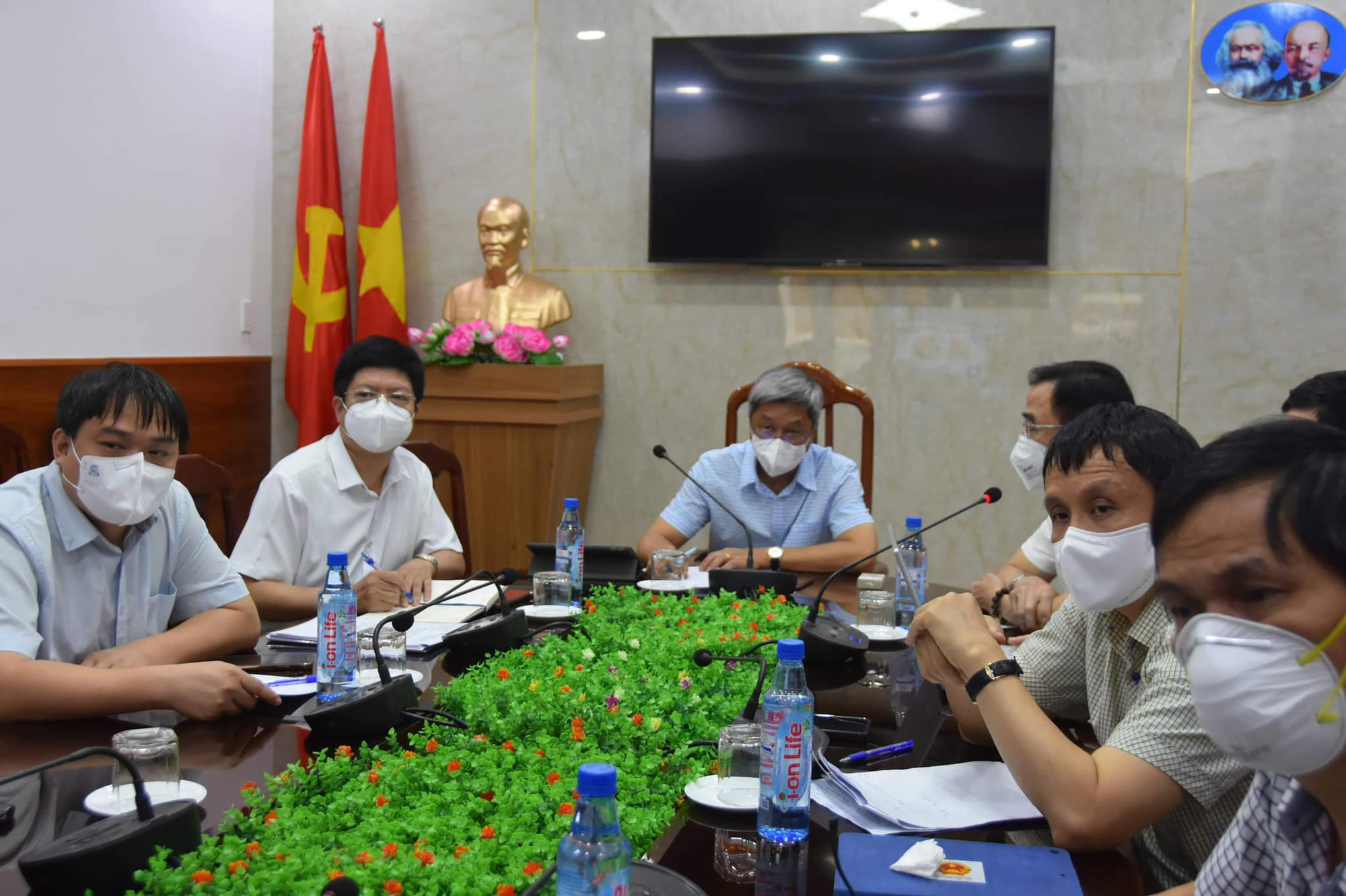 Khẩn trương đưa các Trung tâm Hồi sức Covid-19 tại TPHCM vào hoạt động - Ảnh 1.