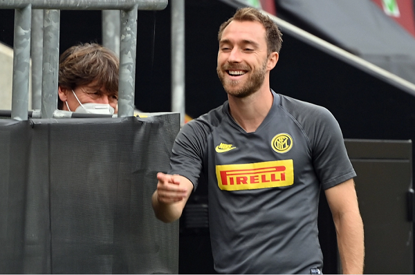Eriksen tươi cười khi trở lại Inter. Ảnh: Football Italia.